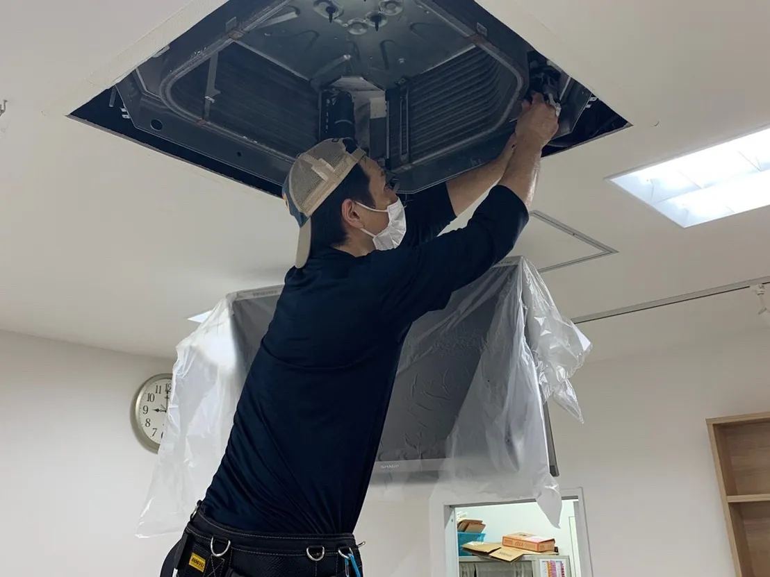 空調機の洗浄作業