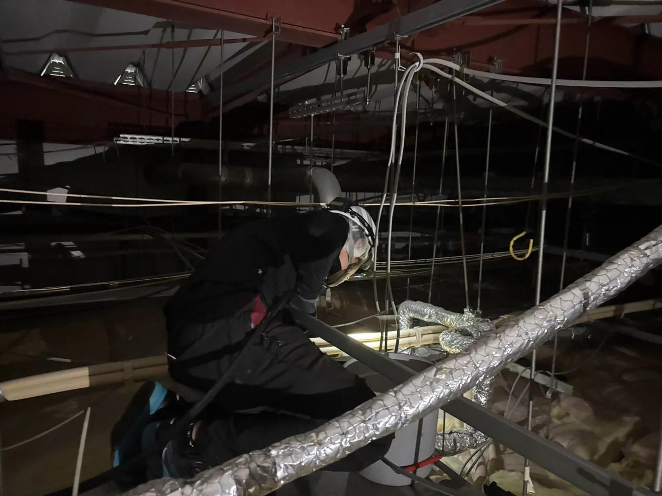 建物設備を確認するスタッフ