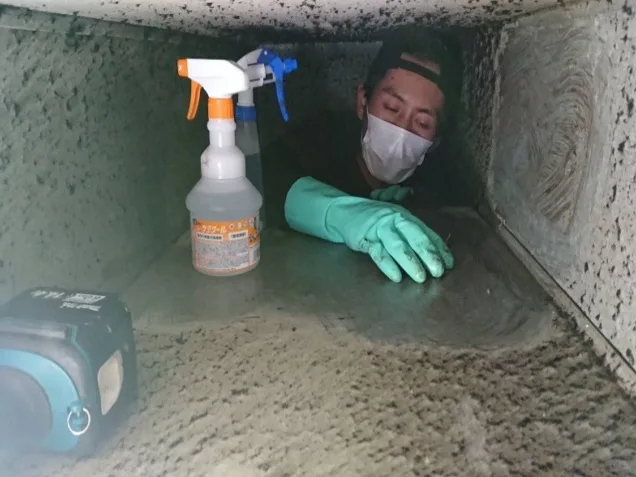排気ダクトを清掃する作業風景
