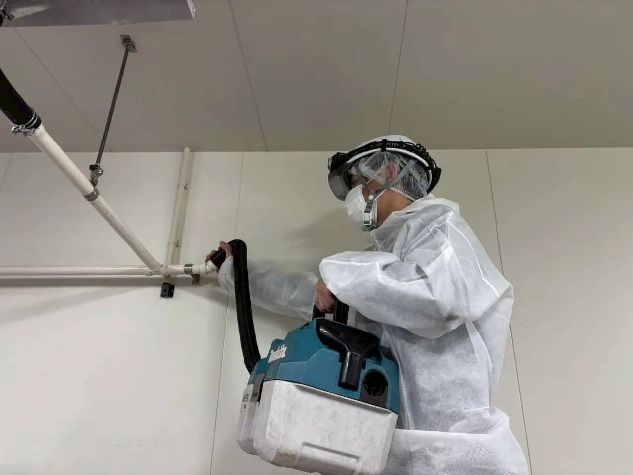 工場施設内を清掃する作業風景